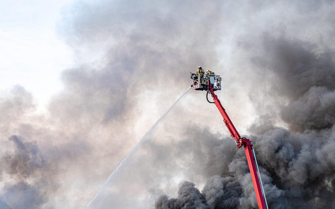 Dinas Damkar Balangan Bantu Kecelakaan di Pinggir Sungai